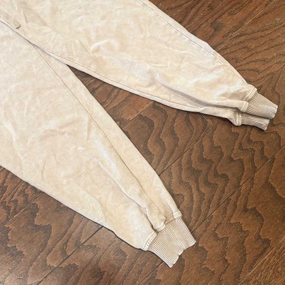 Jane + Delancey NWT tan v-neck sweater and jogger set, small - Picture 9 of 10